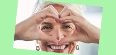 Eine Frau, die ein Liebeszeichen mit der Hand macht.