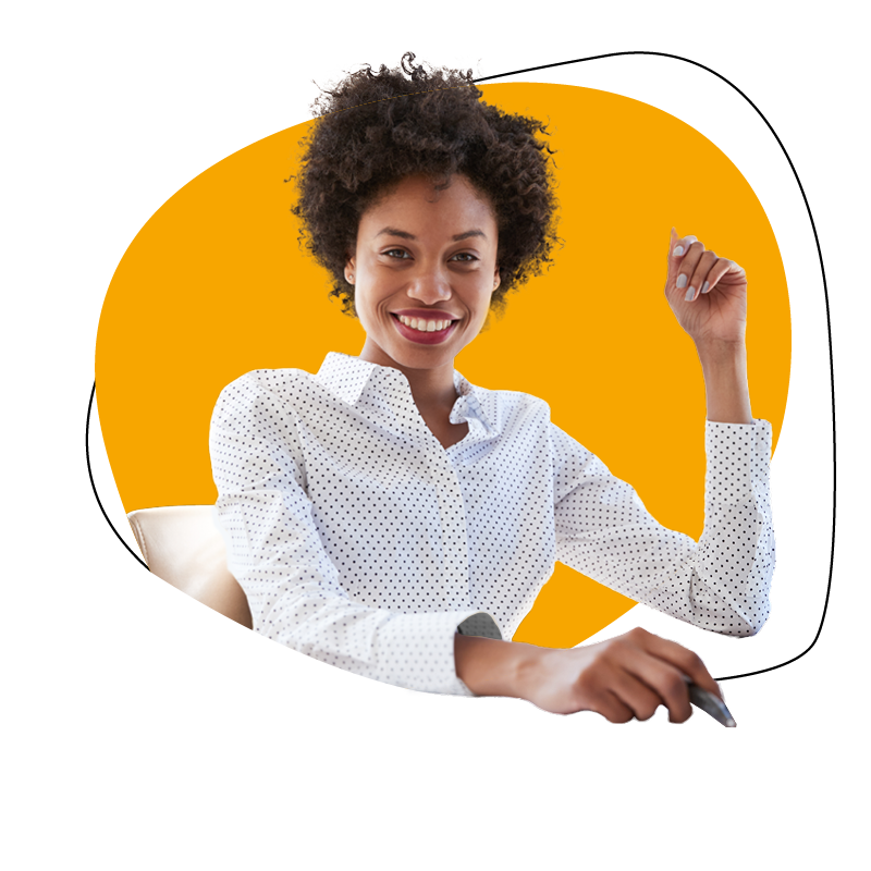 Personne souriante devant un fond orange.