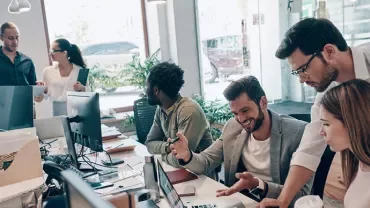 Groupe de personnes collaborant dans un espace de bureau.