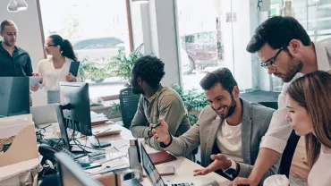 Groupe de personnes collaborant dans un espace de bureau.