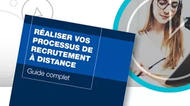 Cover with text 'Réaliser vos processus de recrutement à distance' beside a person writing.