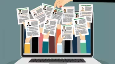 Illustratie van cv's die door een laptopscherm worden doorgegeven.