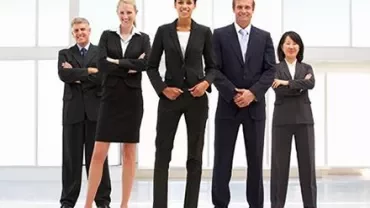 Groupe de professionnels debout avec assurance dans un bureau.