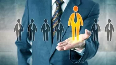 Homme d'affaires mettant en avant une personne remarquable.
