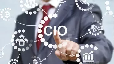 Zakelijk persoon wijst naar CIO-concept met pictogrammen.