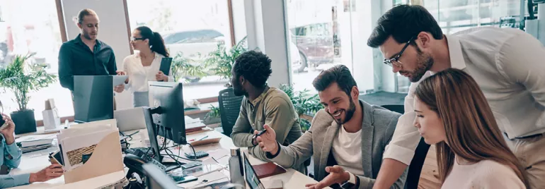 Groupe de personnes collaborant dans un espace de bureau.