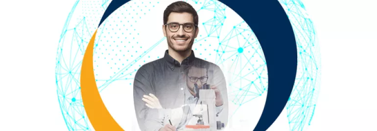 Personne souriante travaillant avec un microscope, cercles bleus et oranges en arrière-plan.