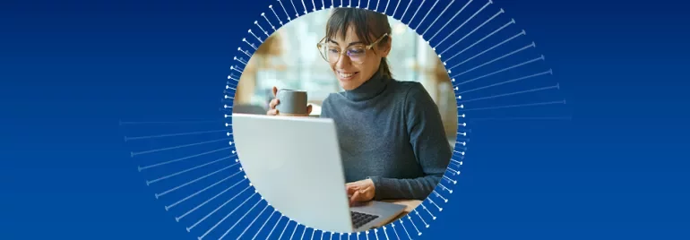 Personne souriante utilisant un ordinateur portable, tenant une tasse, avec un fond de halo bleu.