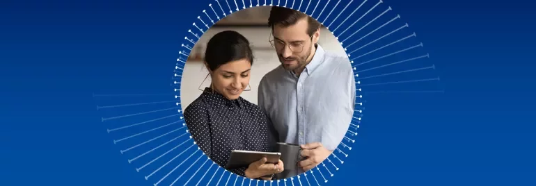 Twee mensen bekijken een tablet, omringd door een cirkelvormige grafiek.