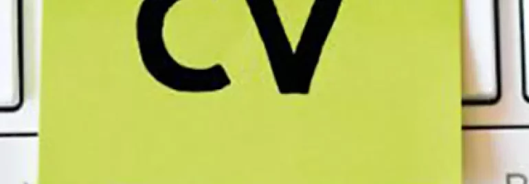 Plakbriefje met 'CV' op een toetsenbord.