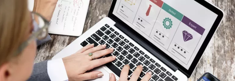 Personne travaillant sur une évaluation des compétences sur un ordinateur portable.