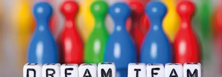 Quilles colorées avec 'Dream Team' écrit sur des dés.