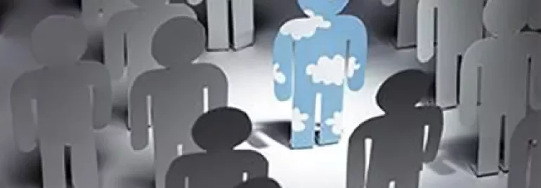 Silhouet met wolken steekt uit te midden van grijze figuren.