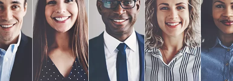 Cinq personnes souriantes dans un cadre professionnel.