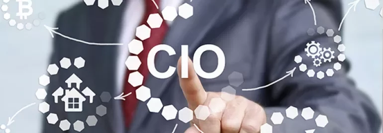 Homme d'affaires pointant vers le concept de CIO avec des icônes.