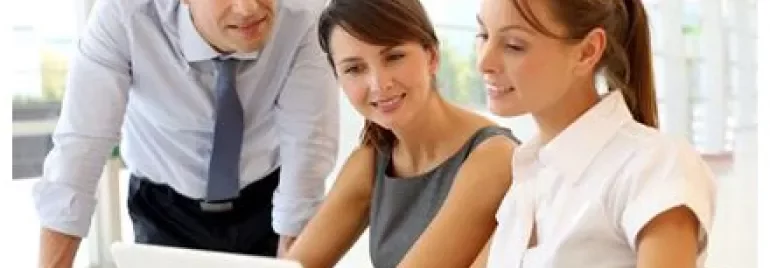 Trois personnes travaillent ensemble avec un ordinateur portable.