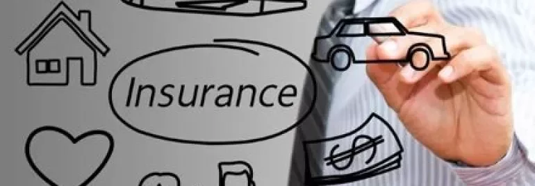 Personne dessinant des icônes liées à l'assurance sur un écran transparent.