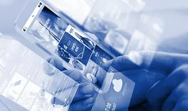 Mains utilisant des appareils mobiles transparents futuristes.