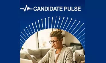 Personne travaillant sur un ordinateur portable avec le texte 'Candidate Pulse' au-dessus.