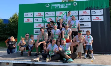 Groupe célébrant après avoir terminé la Spartacus Run à St. Gallen.
