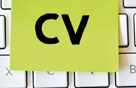Sticky note with 'CV' on a keyboard.