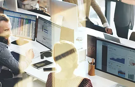 Mensen die op computers werken in een kantooromgeving.