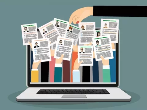 Illustration de CV passant à travers un écran d'ordinateur portable.