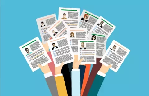 Illustratie van handen die verschillende cv's vasthouden op een blauwe achtergrond.